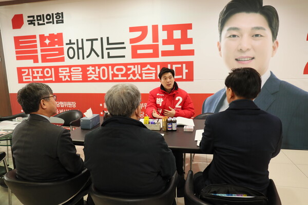 박진호 국민의힘 김포시갑 예비후보가 인하대학교 측 관계자들과 면담하고 있다. /박진호 예비후보 캠프