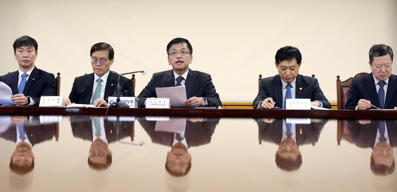 태영건설 워크아웃 신청 바로 다음 날인 29일 최상목 부총리 겸 기획재정부 장관을 포함한 이창용 한국은행 총재, 김주현 금융위원장, 이복현 금융감독원장은 은행연합회관에서 태영건설 사태 이후 금융·외환시장 상황과 영향을 점검했다. 당국은 ‘현재 85조원 수준의 시장 안정 조치를 운영 중’이라며 금융시장 안정을 목표로 필요한 경우 안정 조치를 ‘충분한 수준으로 즉시 확대하겠다’고 했다. /연합뉴스