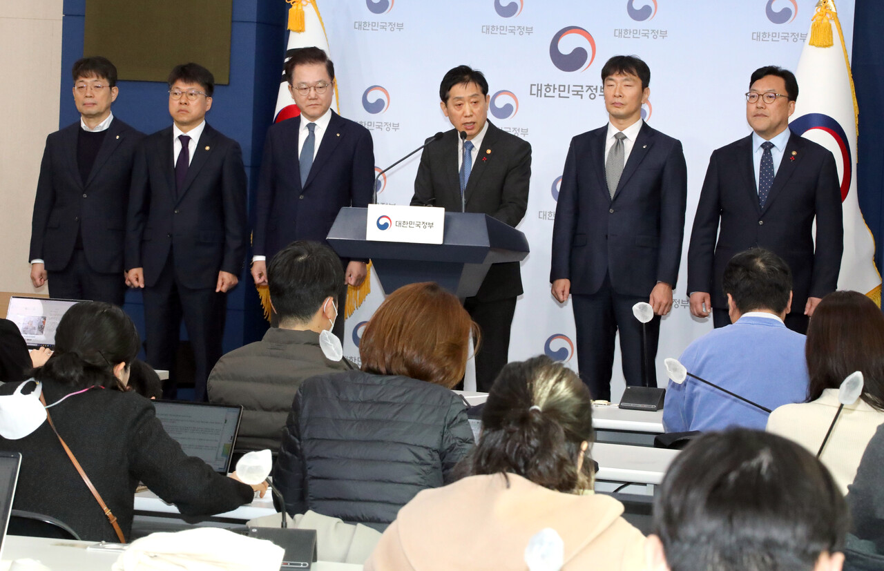 김주현 금융위원장(왼쪽 네 번째)이 28일 오전 정부서울청사 별관에서 태영건설의 워크아웃 신청과 관련한 대응 방안을 브리핑하고 있다. /연합뉴스