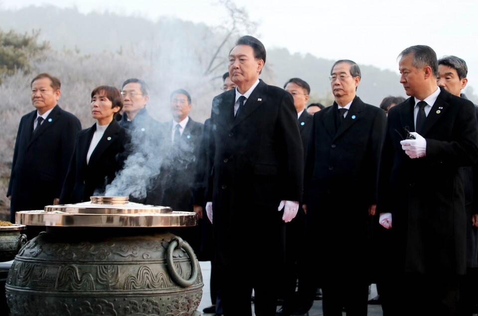 윤석열 대통령이 갑진년(甲辰年) 새해 첫날인 1일 국립서울현충원을 찾아 참배하고 있다. /대통령실사진기자단