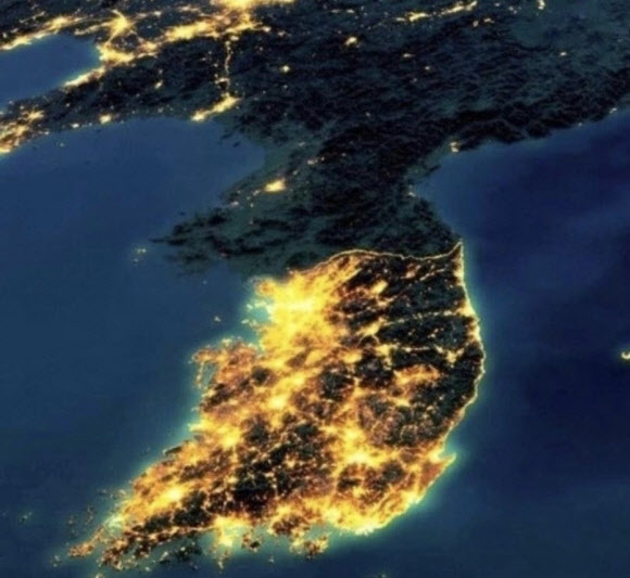 일론 머스크 테슬라 최고경영자(CEO)가 31일(현지시간) 자신의 엑스(X·옛 트위터)에 공유한 한반도의 야간 위성사진. /연합뉴스