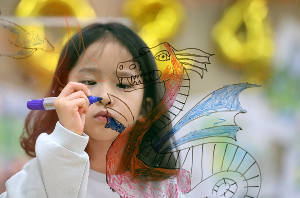 용띠해인 새해를 닷새 앞둔 지난해 12월 27일 광주 북구청어린이집에서 한 아이가 용을 그리고 있다. 다가오는 새해는 육십간지의 41번째 갑진년(甲辰年)으로 '푸른 용의 해'를 뜻한다. /연합뉴스