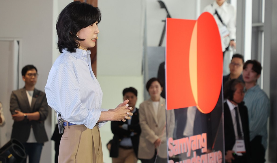 용띠인 김정수 삼양라운드스퀘어 부회장이 지난해 9월14일 서울 종로구 익선동 누디트 익선에서 열린 삼양라운드스퀘어 삼양라면 60주년 비전 선포식에서 기조연설을 하고 있다.