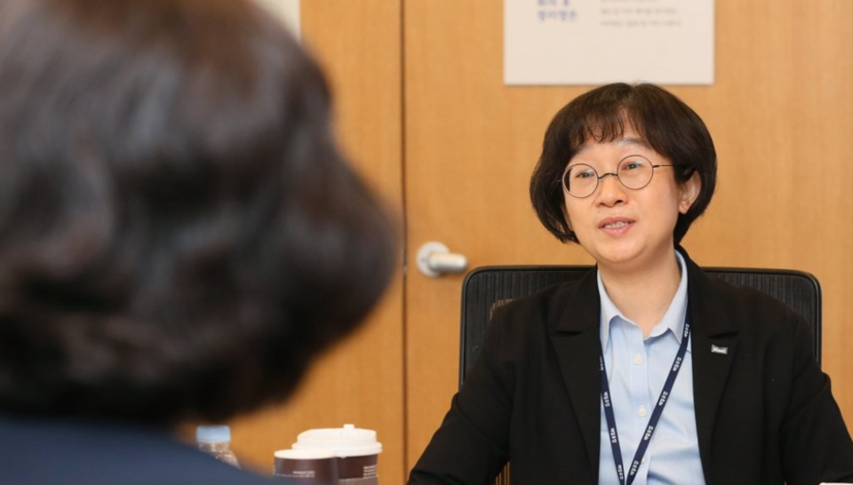 김선희 당시 매일유업 대표이사가 지난 2020년 4월 28일 오후 서울 종로구 매일유업 본사에서 열린 코로나19 관련 대리점 분야 모범업체 현장 방문 및 간담회에서 발언하고 있다. /연합뉴스