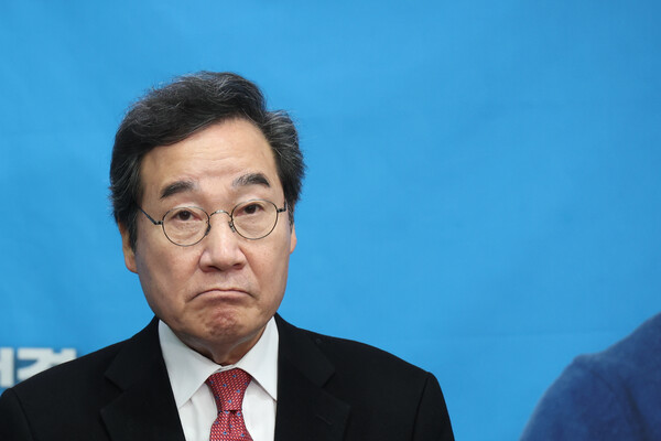 이낙연 전 더불어민주당 대표가 28일 경기도 고양시 행신종합사회복지관에서 열린 최성 전 고양시장 북콘서트에서 취재진 질문을 들으며 생각에 잠겨 있다. /연합뉴스