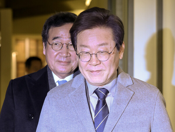 더불어민주당 이재명 대표(오른쪽)와 이낙연 전 대표가 지난 12월 30일 오전 서울 중구의 한 식당에서 회동을 마친 후 이동하고 있다. 이날 이 대표와 이 전 대표는 갈등 봉합에 실패했다. /공동취재=연합뉴스 