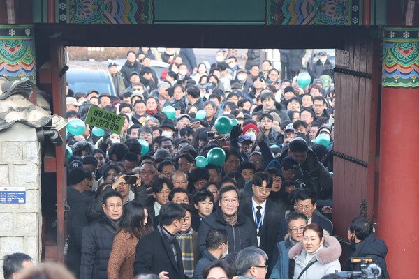 이낙연 전 더불어민주당 대표(앞줄 가운데)가 1일 오전 경기도 고양시 행주산성에서 지지자들과 함께 산성 정상으로 이동하고 있다. /연합뉴스
