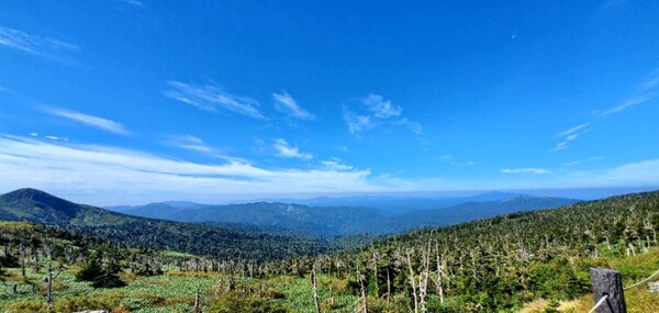 한없이 펼쳐지는 하늘 아래, 굽이굽이 이어지는 산맥. 그리고 하치만타이 고원지대. /사진=양은심