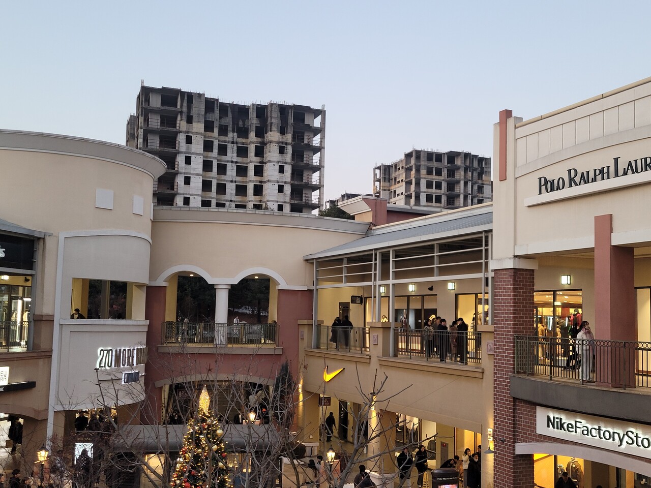 태영건설이 부동산 프로젝트파이낸싱(PF) 부실로 지난주 워크아웃을 신청하자, 전국에 분포한 현장에서 공사 중단 우려가 나온다. 일부 현장은 16년 넘게 방치된 ‘파주 흉물 단지’ 전철을 밟는 것 아니냐는 우려도 나온다. 사진은 파주 신세계 아울렛 매장 안에서 보이는 30여개 폐건물 중 일부 모습으로 쇼핑을 즐기러 온 방문객은 이 환경에 노출돼 있다. /최주연 기자