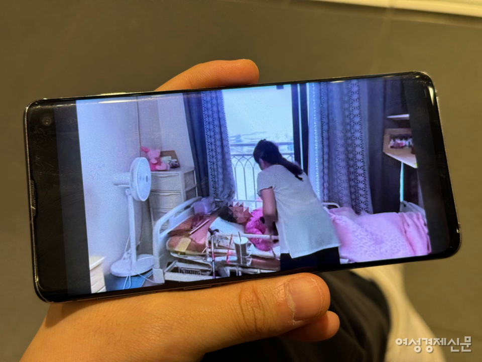 스마트폰으로 보는 방문 요양보호사 업무 /김현우 기자