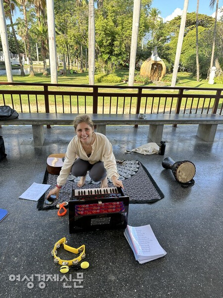 단어나 노래 가사를 반복하는 찬팅요가에 악기가 쓰이기도 한다. /사진=박재희