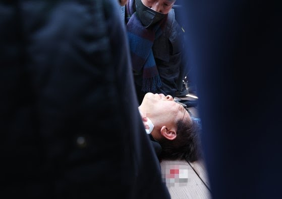 2일 이재명 대표가 괴한에 의해 목이 찔려 피를 흘리고 있다. /연합뉴스