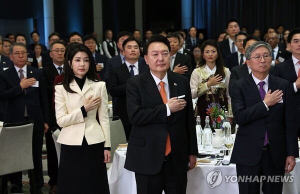 네덜란드를 국빈 방문한 윤석열 대통령과 부인 김건희 여사가 암스테르담 한 호텔에서 열린 동포 만찬 간담회에서 국기에 경례하고 있다. /연합뉴스