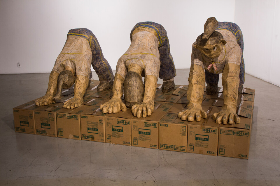 견상(犬狀)자세 중인 알바생 /신민