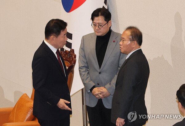 김진표 국회의장이 국회 본회의에서 국민의힘 윤재옥 원내대표 겸 대표 권한대행, 더불어민주당 홍익표 원내대표와 이태원 참사 진상규명 특별법 처리와 관련해 논의하고 있다. /연합뉴스