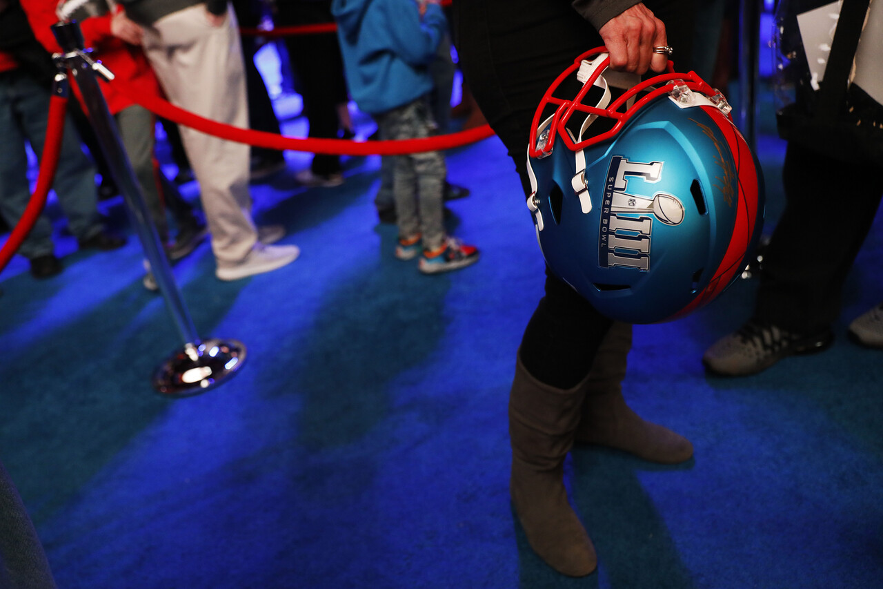 대학 입시에서도 체육활동을 제대로 했는지는 중요한 평가 항목이다. 사진은 헬멧을 든 미식축구 팬이 경기장 안으로 들어가기 위해 줄을 서 있는 모습. /AP=연합뉴스