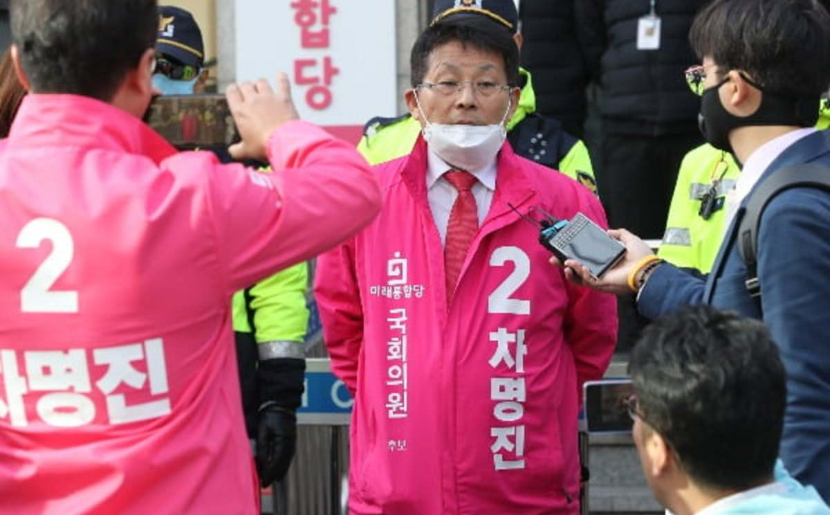 지난 2020년 4월 10일 차명진 미래통합당 경기 부천병 후보가 서울 영등포 중앙당사에서 열린 윤리위원회에 참석한 뒤 기자들의 질문에 답하고 있다. /연합뉴스