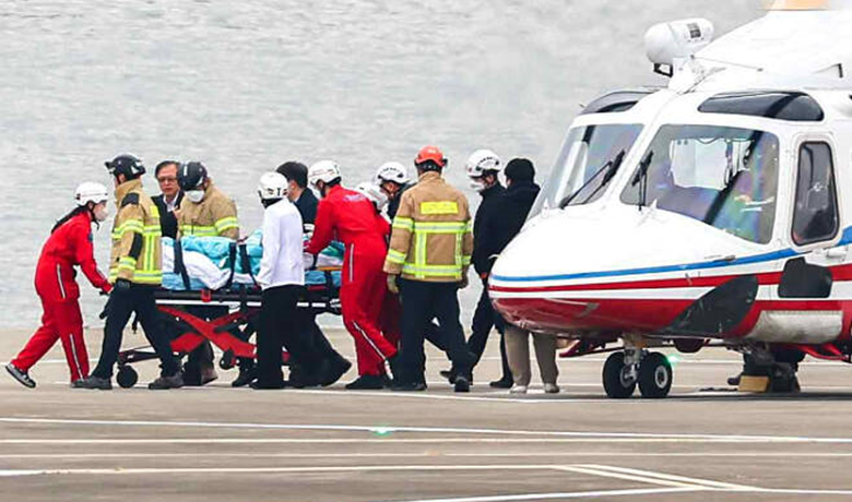 부산 방문 일정 중 흉기에 피습된 더불어민주당 이재명 대표가 2일 서울 용산구 노들섬 헬기장에서 서울대병원으로 이송되고 있다. /연합뉴스