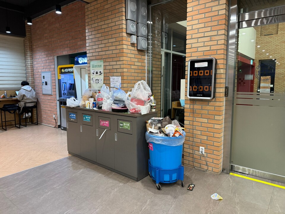 '음식물 쓰레기 버리지 마세요' 라는 종이 바로 밑에 음식물이 그대로 버려져 있다. /강윤지