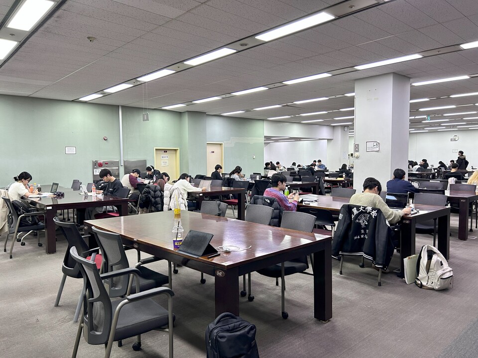 남아있는 좌석은 거의 없지만 (노트북열람실은 장애인 1석을 제외하고 만석이다) 열람실 내부로 들어가 보면 비어 있는 자리가 많다. /강윤지