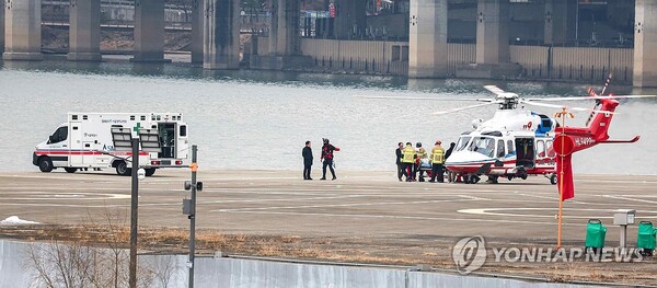 부산 방문 일정 중 흉기에 피습된 더불어민주당 이재명 대표가 2일 서울 용산구 노들섬 헬기장에서 서울대병원으로 이송되고 있다. /연합뉴스