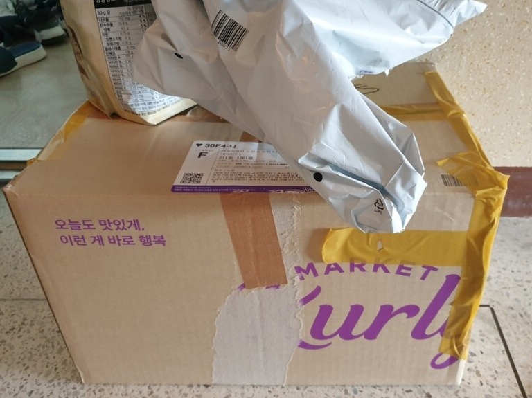 지난해 11월 26일 제보자가 직접 촬영한 쥐가 담긴 마켓컬리 택배 상자 /제보자