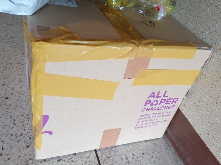 지난해 11월 26일 제보자가 직접 촬영한 쥐가 담긴 마켓컬리 택배 상자 측면 /제보자