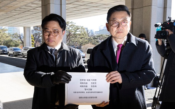 임현택(왼쪽) 대한소아청소년과의사회장과 변성윤 평택시의사회장이 8일 오전 서초구 서울중앙지검 앞에서 더불어민주당 이재명 대표의 헬기 이송과 관련한 고발장을 든 채 청사로 들어가고 있다. /연합뉴스