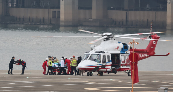 부산 방문 일정 중 흉기에 피습된 더불어민주당 이재명 대표가 2일 서울 용산구 노들섬 헬기장에서 서울대병원으로 이송되고 있다. /연합뉴스