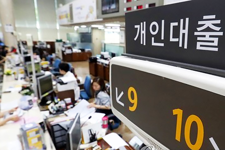 서울 여의도에 위치한 KB국민은행 대출 상담 창구 /여성경제신문DB