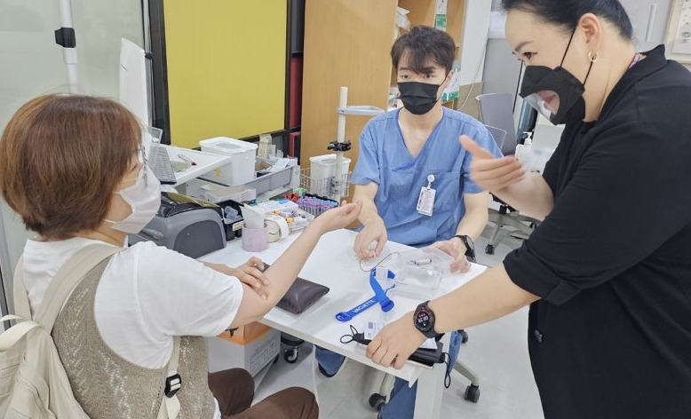 고대안암병원에서 수어 통역사가 환자의 진료를 돕고 있다. /고대안암병원
