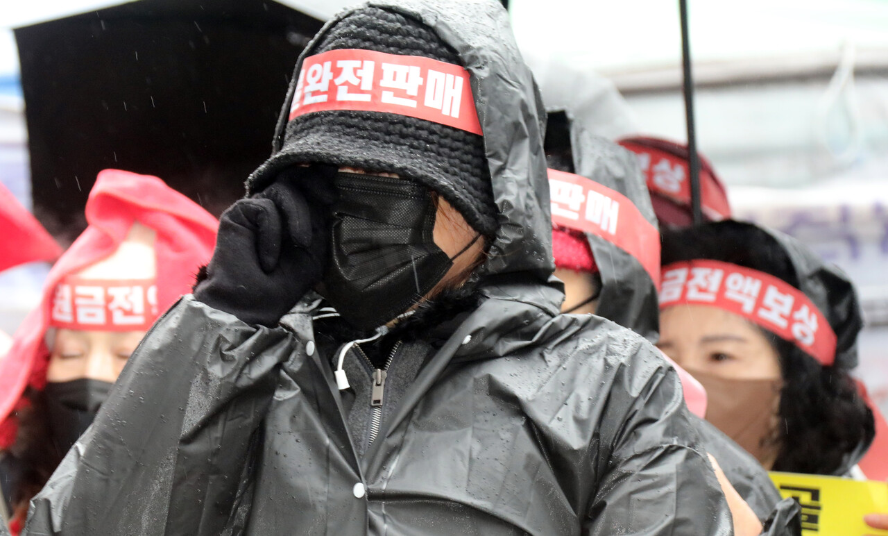 금융감독원은 지난 8일부터 홍콩 ELS 상품 판매가 불완전판매였는지를 밝히기 위한 조사에 나섰다. /연합뉴스