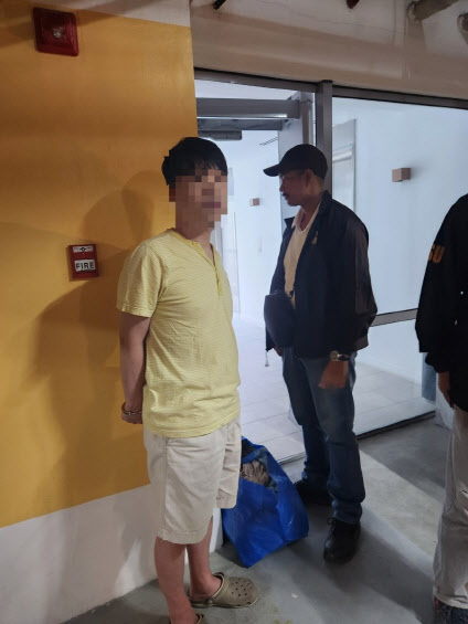 필리핀 현지에서 검거된 A씨 /경찰청 인터폴국제공조담당관