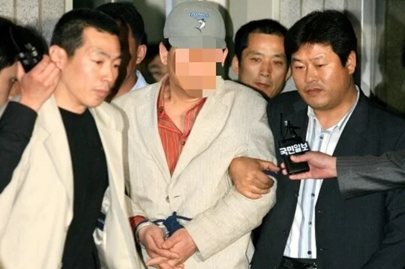 2006년 박근혜 한나라당 대표를 피습한 지충호 씨가 서울서부지법에서 영장실질심사를 마치고 나오고 있다./연합뉴스