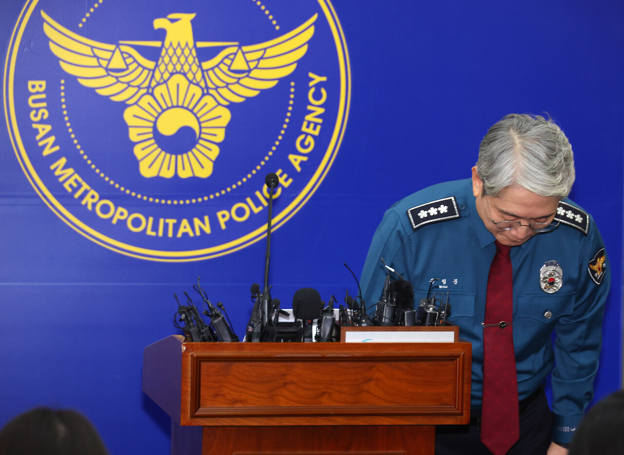 우철문 부산경찰청장이 10일 오후 부산 연제구 부산경찰청에서 이재명 더불어민주당 대표 피습 사건과 관련해 수사 결과를 발표하기에 앞서 인사하고 있다. 경찰은 "습격범 김씨가 이 대표가 대통령이 되는 것을 막고 총선에서 특정 세력에게 공천을 줘 다수 의석을 확보하지 못하도록 하려고 범행을 저지른 것으로 조사했다"고 밝혔다. /연합뉴스