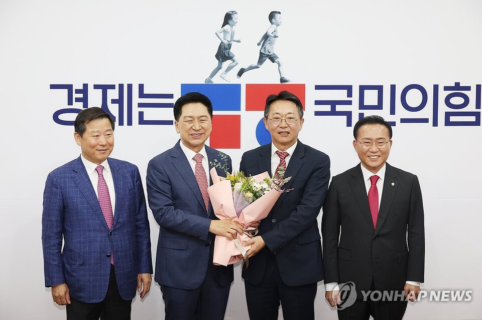2023년 9월 국회에서 열린 국민의힘 입당 환영식에서 김기현 대표와 윤재옥 원내대표가 김현준 전 국세청장(오른쪽 두 번째)과 기념 촬영을 하고 있다. /연합뉴스