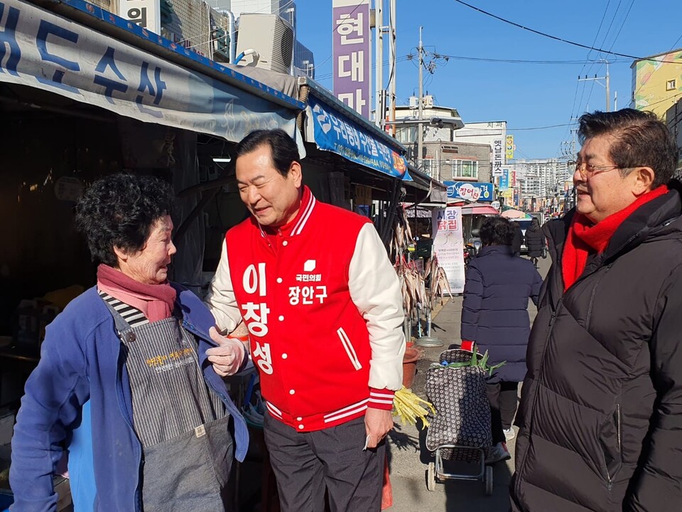 이창성 수원갑 예비후보가 장안구 정자1동을 찾아 주민들과 소통했다. /이창성 예비후보 페이스북