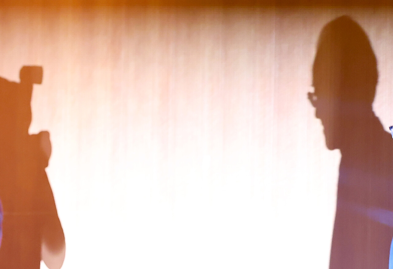 지난해 2월 금리 동결 단행 이후 가계 대출 규모가 상승하고 고물가 우려는 여전한 반면 고금리 장기화에 따른 경기 침체 우려, 부동산 프로젝트 파이낸싱(PF) 부실로 인한 금융 불안정으로 당국이 금리를 올리지도 내리지도 못하는 정책 딜레마에 빠졌다. 사진은 워크아웃 관련 기자회견에 참석하는 윤세영 태영그룹 창업회장의 그림자 /연합뉴스