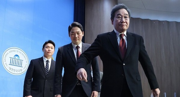 더불어민주당 이낙연 전 대표가 11일 국회에서 기자회견을 열고 탈당 및 신당 창당을 선언한 뒤 회견장을 나서고 있다. /연합뉴스