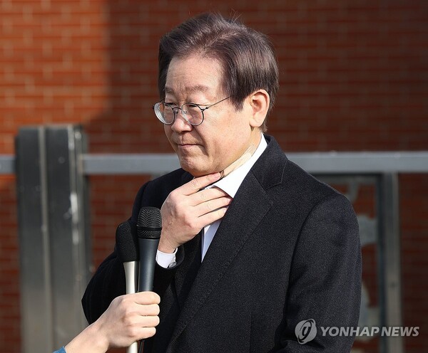 더불어민주당 이재명 대표가 10일 서울 종로구 서울대학교병원에서 퇴원하며 발언하고 있다. 이 대표는 자택에서 당분간 치료를 이어갈 예정이다. /연합뉴스