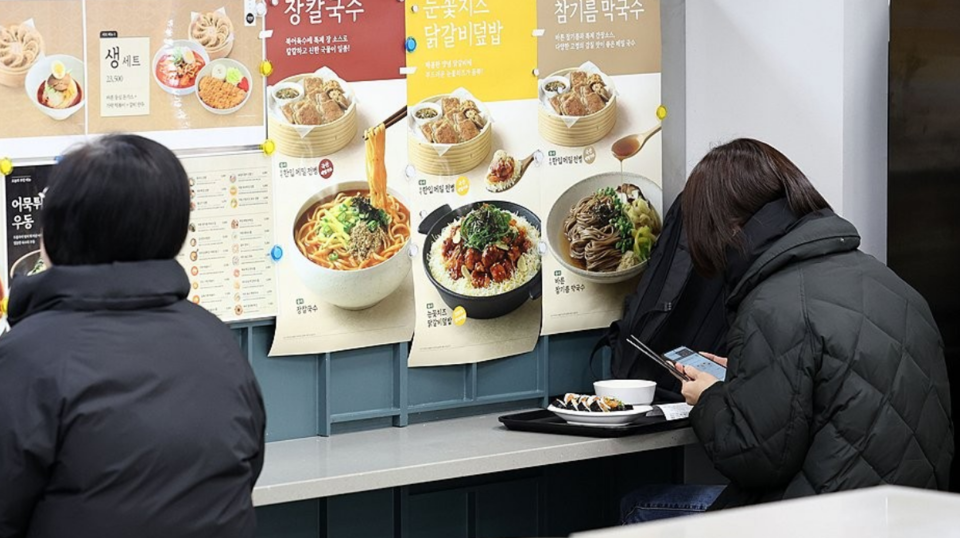 지난 12월 통계청이 발표한 '2023 통계로 보는 1인 가구' 자료에 따르면 지난해 1인 가구 수는 750만 가구를 기록해 전체 가구 수 중 34.5%를 차지하며 역대 최고치를 경신했다. 지난 4일 서울 시내의 한 푸드코트에서 시민들이 밥을 먹고 있다. /연합뉴스