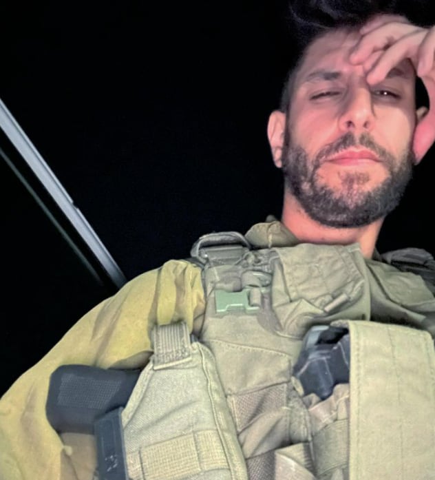 7년 전 넷플릭스 시리즈에서 팔레스타인 무장단체 하마스와 싸우는 특수 요원으로 연기했던 이스라엘 유명 배우 이단 아메디가 실제 전투 중 가자지구에서 부상을 입었다. /이단 아메디 인스타그램