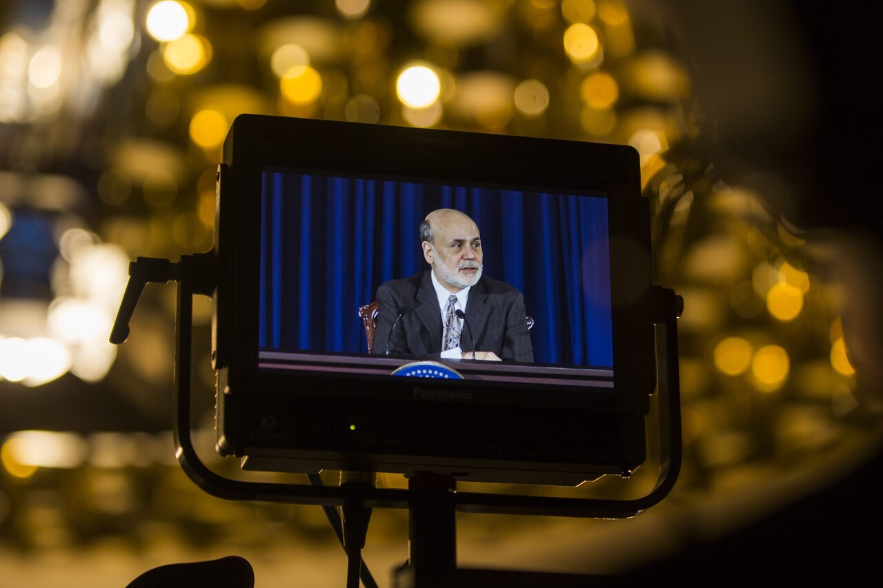 한동훈 국민의힘 비상대책위원장 주도로 정부가 설 민생대책으로 356만 취약가구의 전기료 인상 동결과 40만 소상공인에 대한 이자를 최대 150만원 경감, 여기에 명절 유동성을 위해 사상 최대 규모인 39조원 자금을 새로 공급하기로 했다. 문재인 정부는 물론 글로벌 금융위기 당시 경기부양을 위해 하늘에서 돈을 쏟아붓듯이 공급한다고 해 ‘헬리콥터 벤’이라는 별명을 가진 벤 버냉키 연방준비제도 의장(사진)을 떠올리게 한다. /EPA=연합뉴스