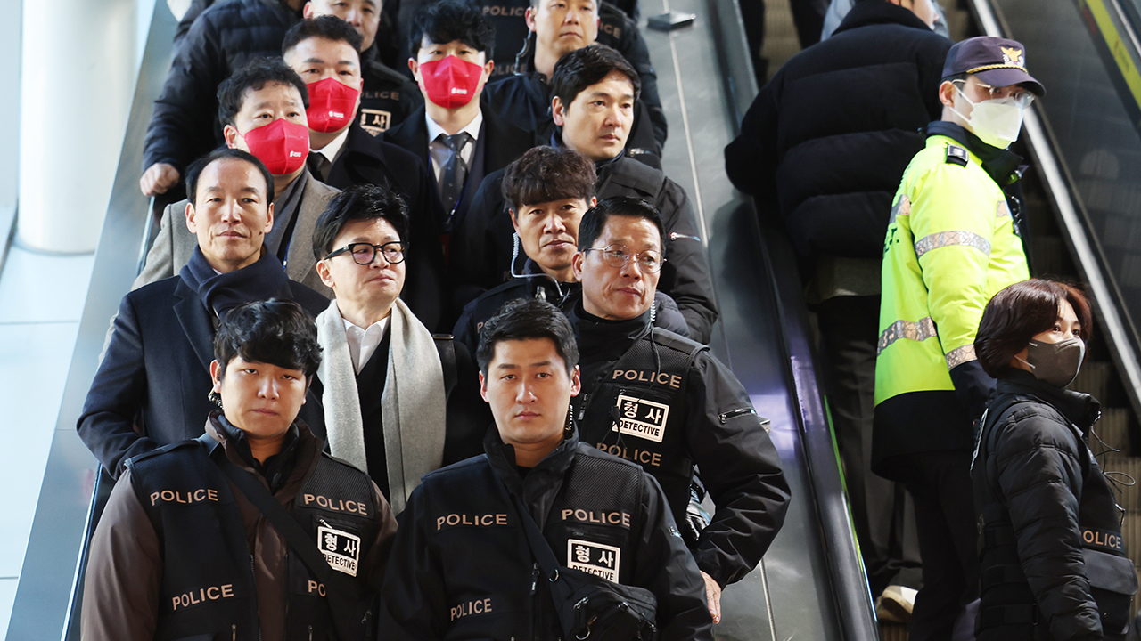 지난 4일 광주광역시를 방문한 한동훈 국민의힘 비상대책위원장을 경찰이 밀착 경호하고 있다. /연합뉴스