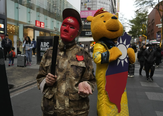 1월 7일 대만 타이베이에서 중국 공산당에서 반대하는 시위자들의 모습이다. /AP 통신