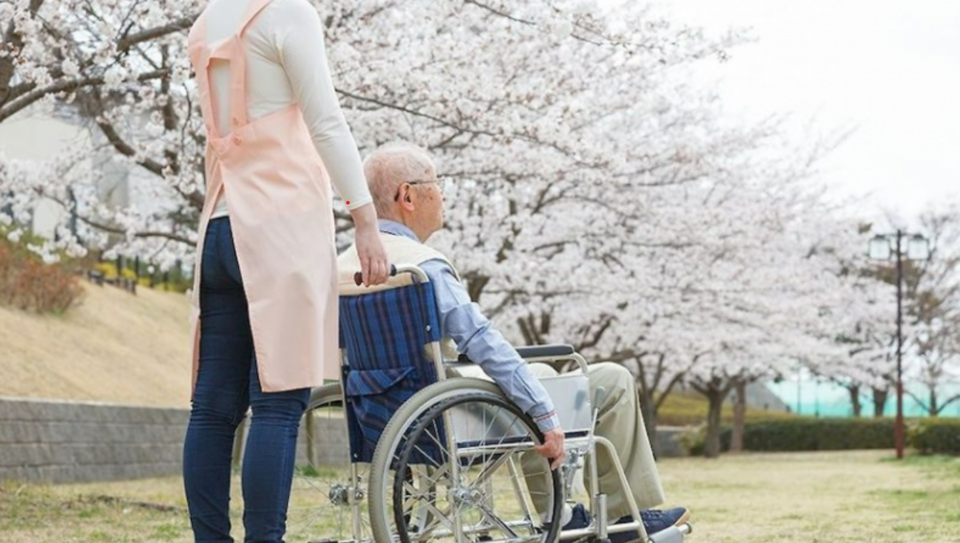 어르신을 돌보고 있는 요양보호사 /게티이미지뱅크