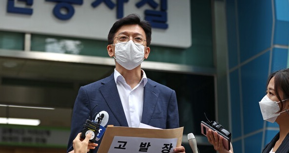 현근택 민주연구원 부원장의 성희롱 논란 불길이 계속 번지고 있다. 더불어민주당 내부에서는 현 부원장의 성희롱 논란이 당무 복귀를 앞둔 이재명 대표에게 상당한 정치적 부담을 안겨주고 있어 신속하게 해결돼야 한다는 지적이 많다. 현근택 부원장 /연합뉴스