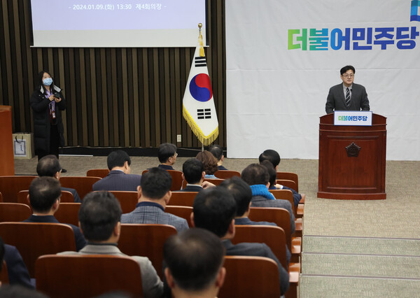 현재 이재명 대표 주변의 핵심 실세 의원들 가운데 과감하게 총선 불출마를 선언하며 ‘선당후사’를 외치는 정치인은 단 한 명도 없다. 아직 공천 절차가 남아 있긴 하지만 지금 이 대표 주변에는 ‘어떻게든 공천부터 챙겨 선수 한 번 더 늘려보자’는 ‘친명계 중진’들만 오래된 병풍처럼 떡 버티고 있다. 9일 국회에서 열린 더불어민주당 의원총회 /연합뉴스