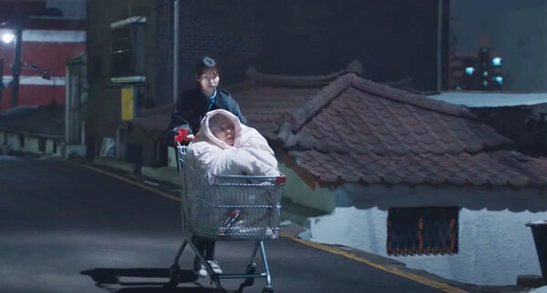 '나의 아저씨'라는 드라마가 있다. 주인공 지안은 하루 종일 누워 있는 할머니를 위해 마트의 카트를 가져와 이불로 꽁꽁 싸매서 카트에 태우고 동네 달구경을 나간다. /TVN 화면 캡처