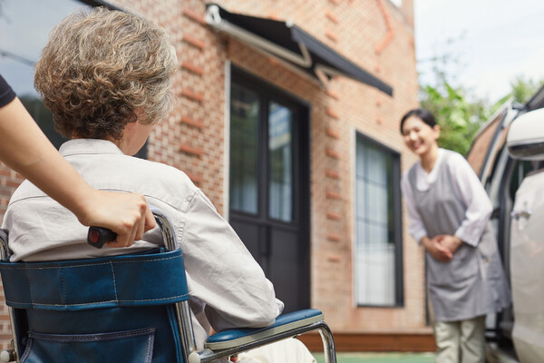 데이케어센터의 업무는 어르신들이 타고 있는 승합차에서 안전하게 타고 내리는 것부터 시작한다. /게티이미지뱅크